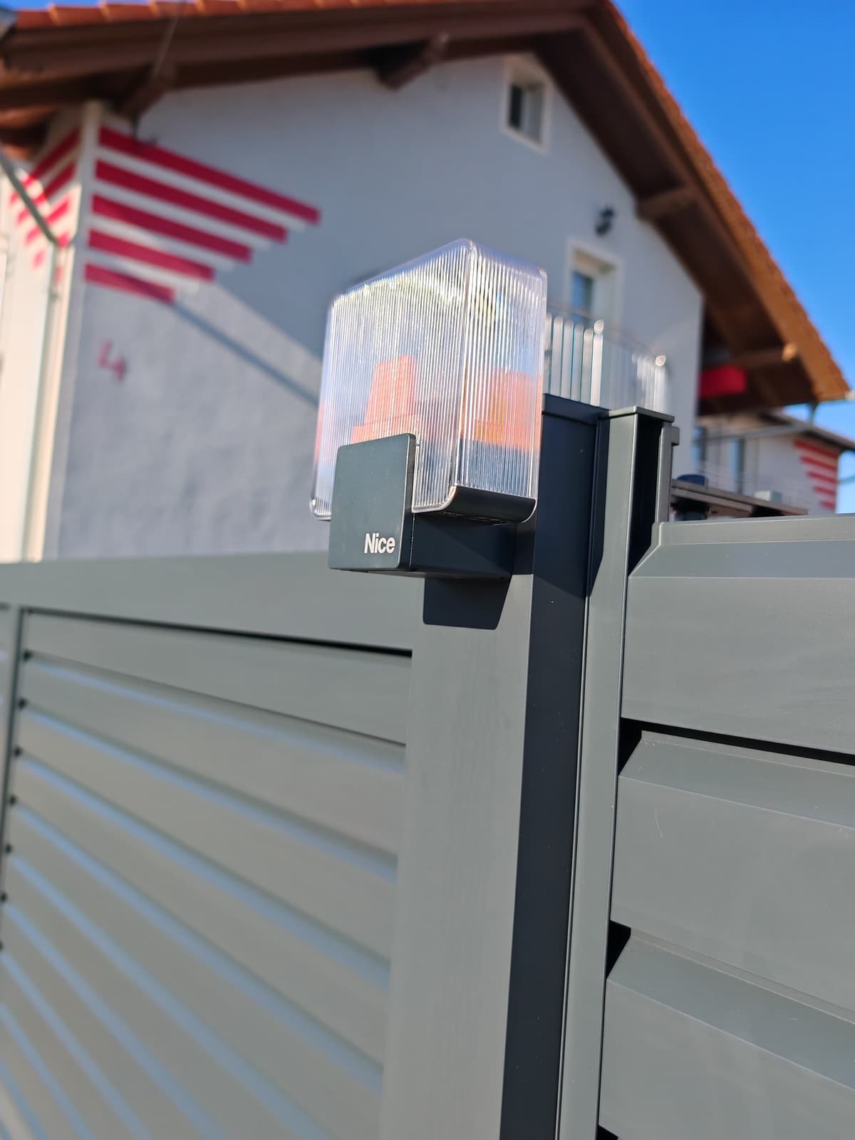 Automatizirana dvorišna ograda Automatizirana aluminijska dvorišna ograda antracit boje