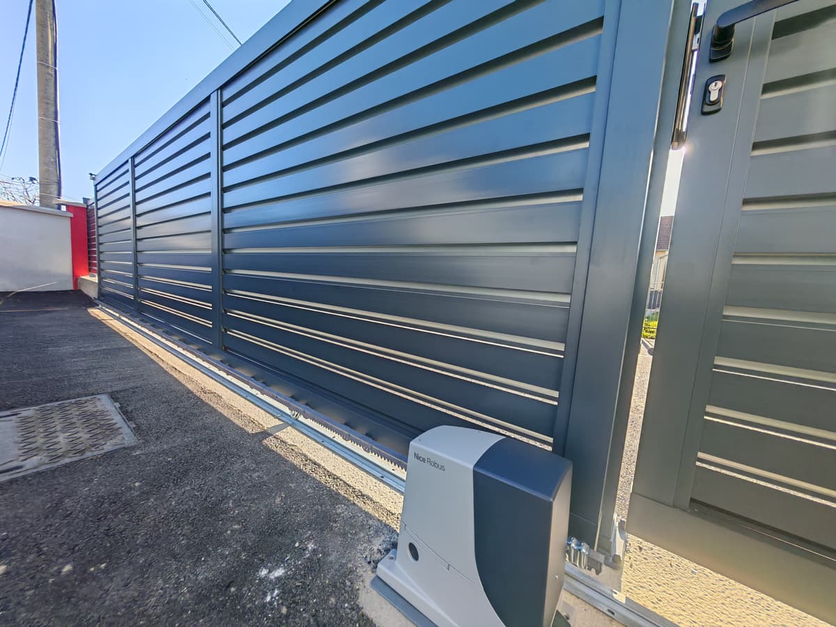 Automatizirana dvorišna ograda Automatizirana aluminijska dvorišna ograda antracit boje