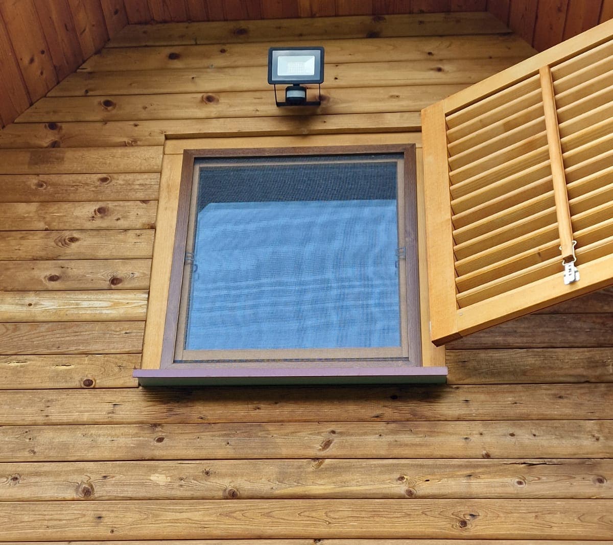 fiksni-komarnik-zlatni-hrast-2 Fiksni komarnik na prozoru, zlatni hrast