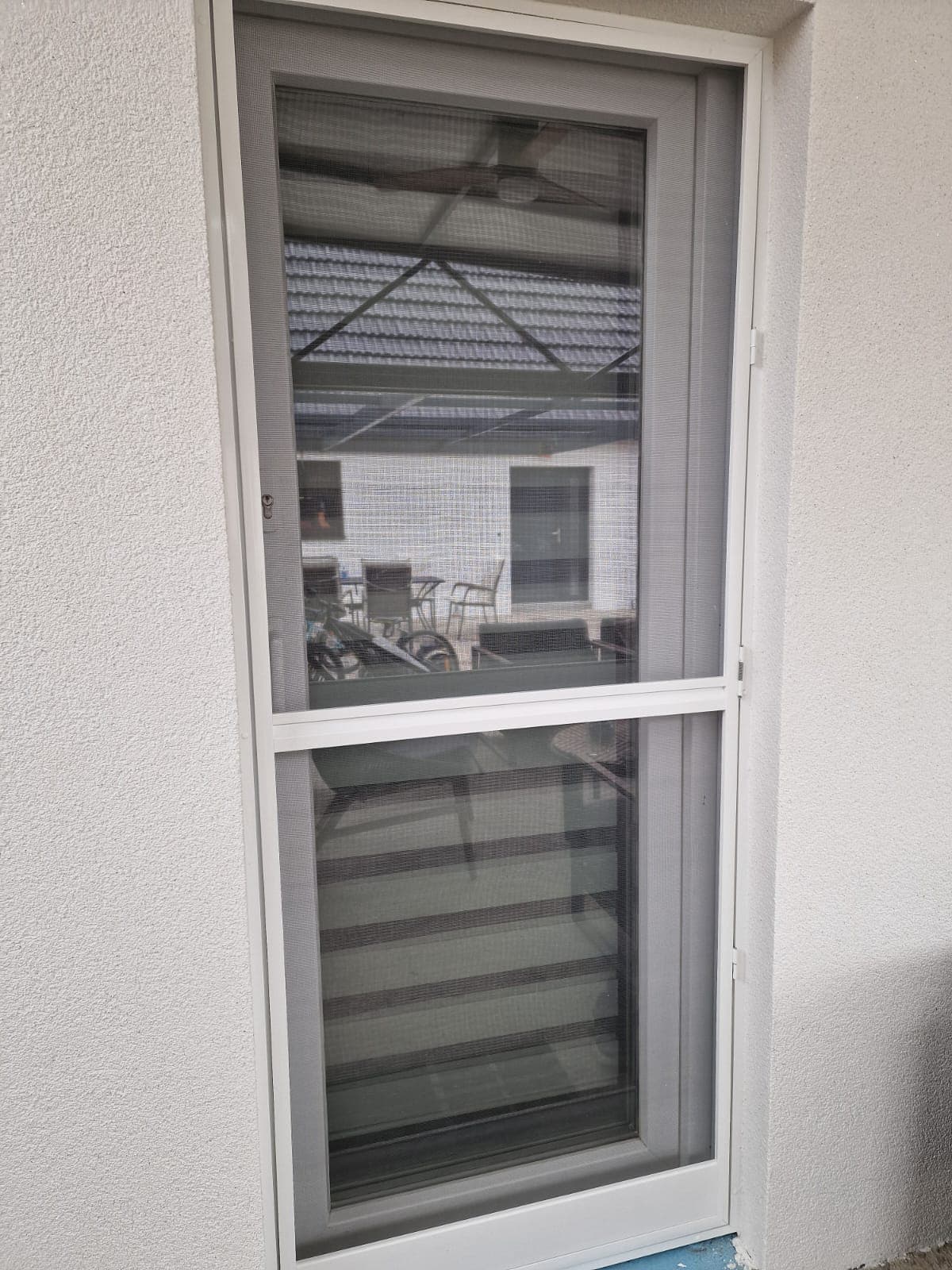 krilni-komarnik-bijele-boje Krilni komarnik na balkonskim vratima, bijele boje