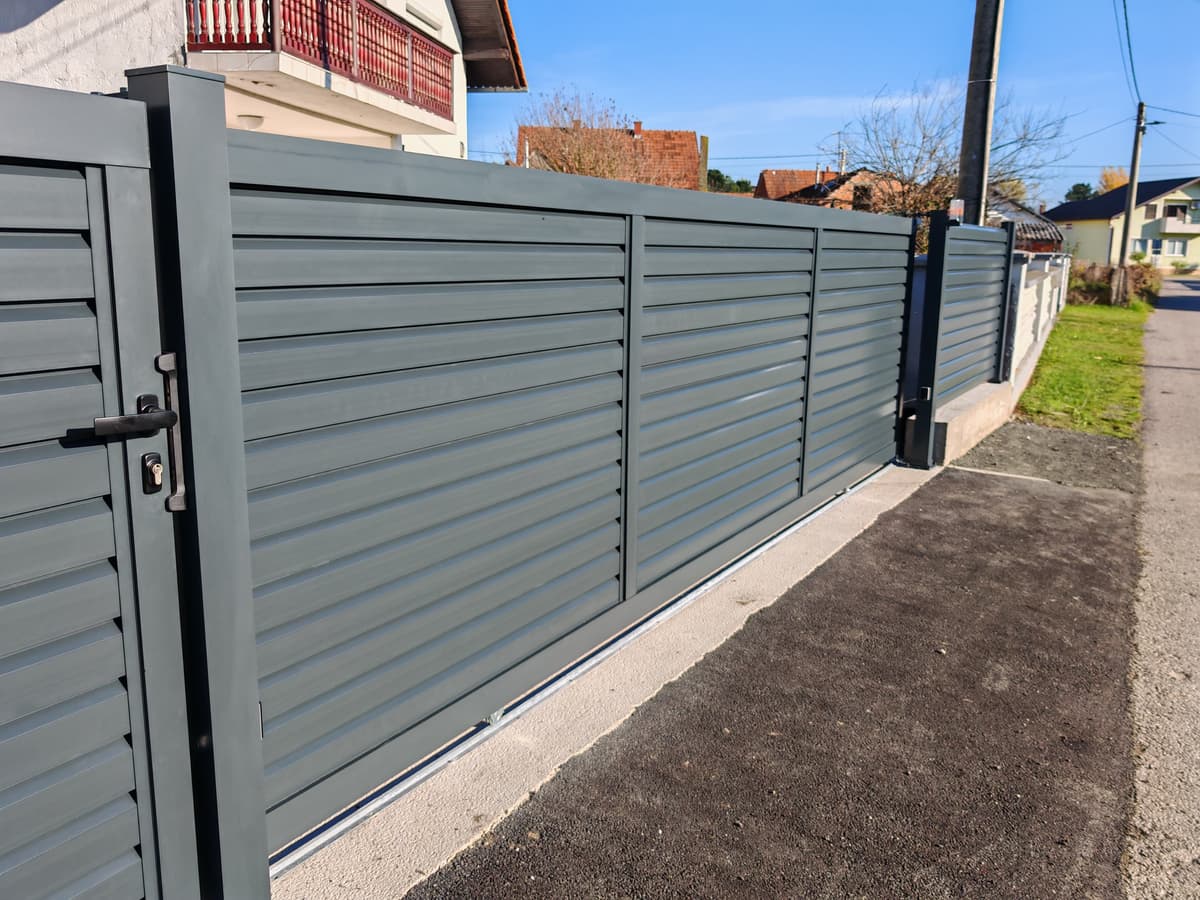 Automatizirana dvorišna ograda antracit Automatizirana aluminijska dvorišna ograda u antracit boji