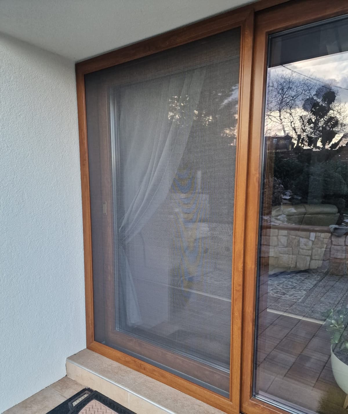 klizni-komarnik-zlatni-hrast Klizni komarnik na staklenoj stijeni, zlatni hrast