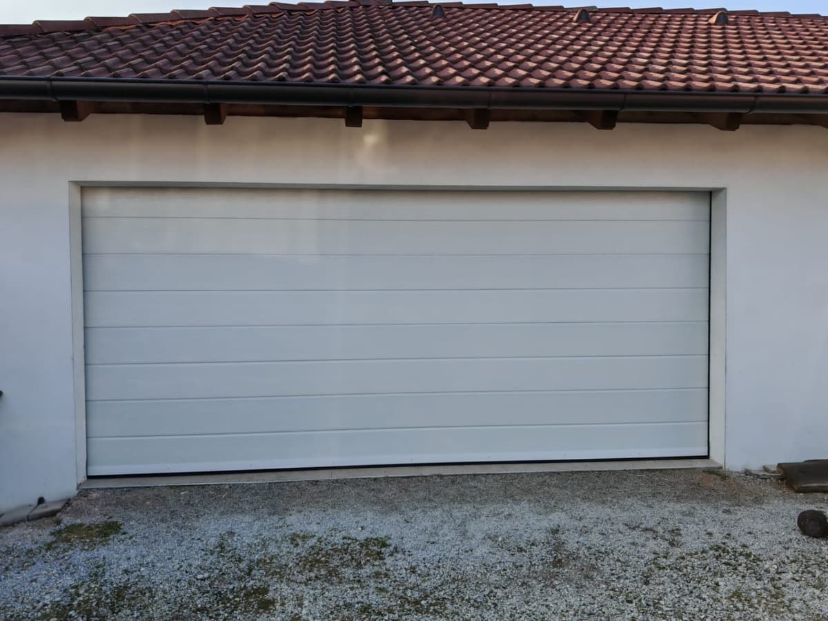 garazna-vrata-sekcijska Sekcijska garazna vrata u bijeloj boji